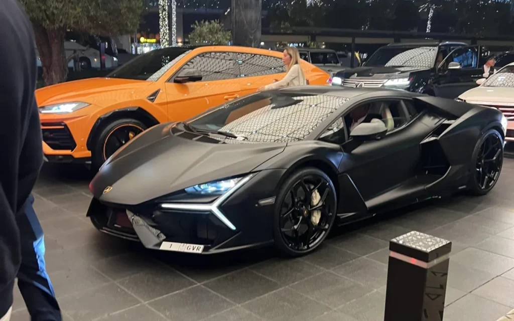 A man spots a Lamborghini in Dubai with what looks like the world’s most valuable license plate, until Reddit zooms in on the truth