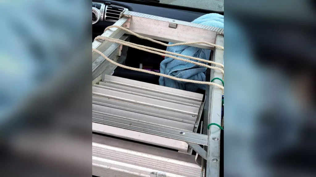 Smart car driver tries hauling a comically large ladder and instantly proves it’s not that smart