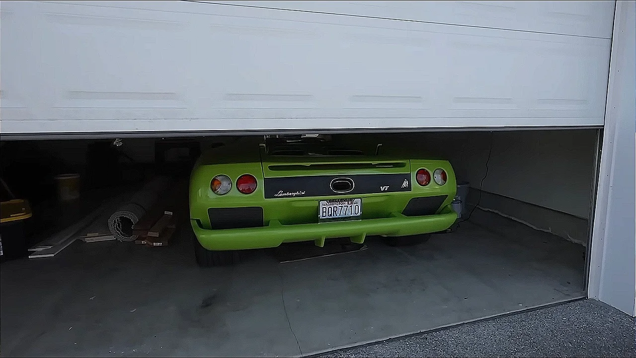 Friends fly to Seattle to buy fake Lamborghini Diablo off Craigslist and are shocked by what greets them