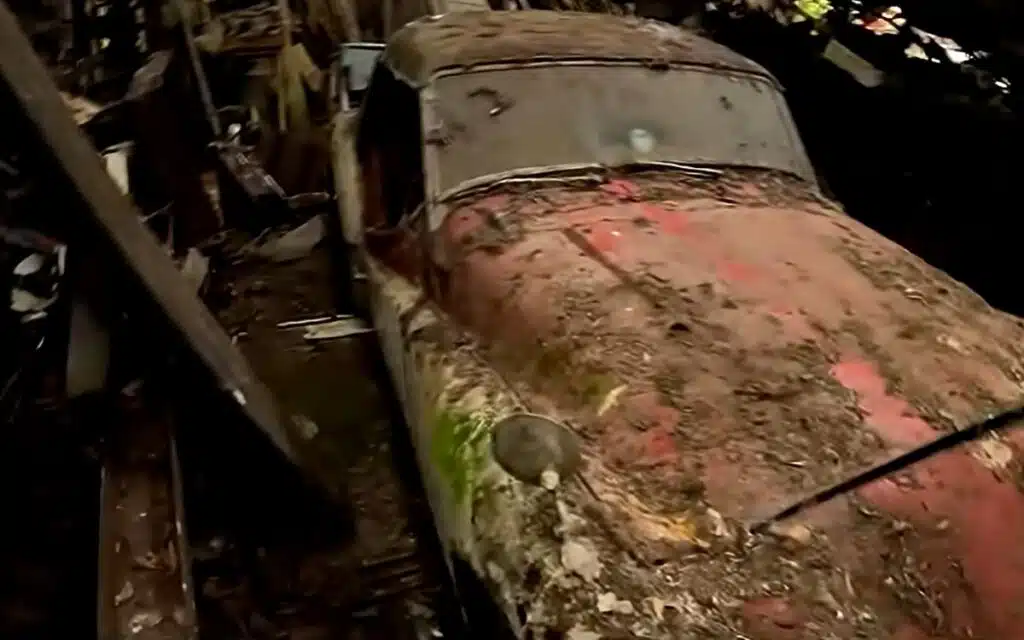 Man finds unbelievable automotive discovery in secluded garage of abandoned fossil collector’s house