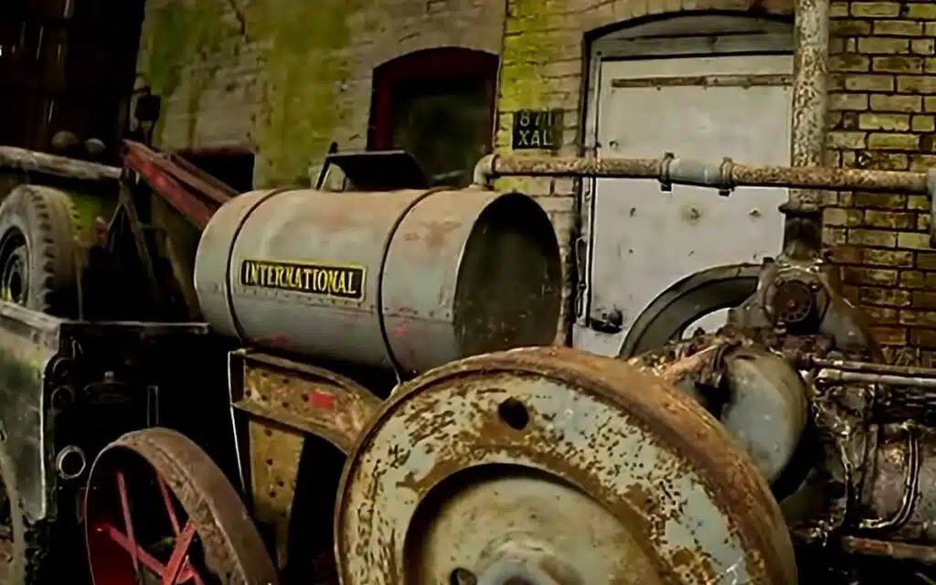 Man finds unbelievable automotive discovery in secluded garage of abandoned fossil collector’s house