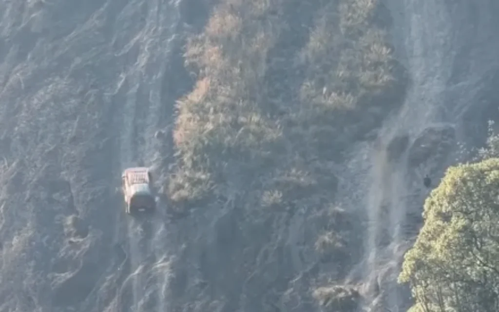 4x4 climbs near-vertical dirt wall most SUVs wouldn’t even dare to attempt in gripping footage