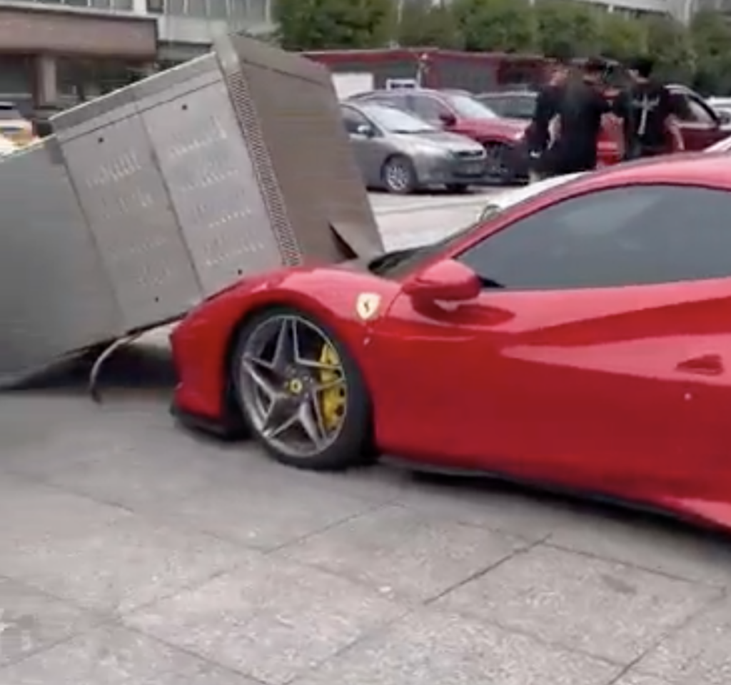 El conductor de la carretilla elevadora deja caer el horno sobre el capó del Ferrari F8 Tributo