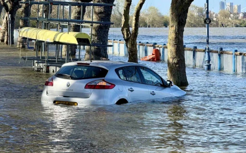 Just when it looked like another classic car would be claimed by rising waters, a quick-thinking forklift driver stepped in to save a Nissan Silvia S14 from water damage.