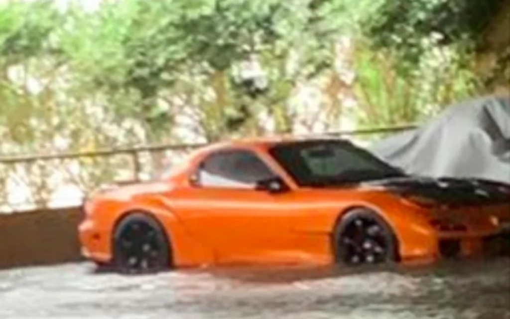 Proving that not all heroes wear capes, a Mississippi car enthusiast stepped in to rescue a stranger’s Mazda RX-7 from floodwater with a very smart move