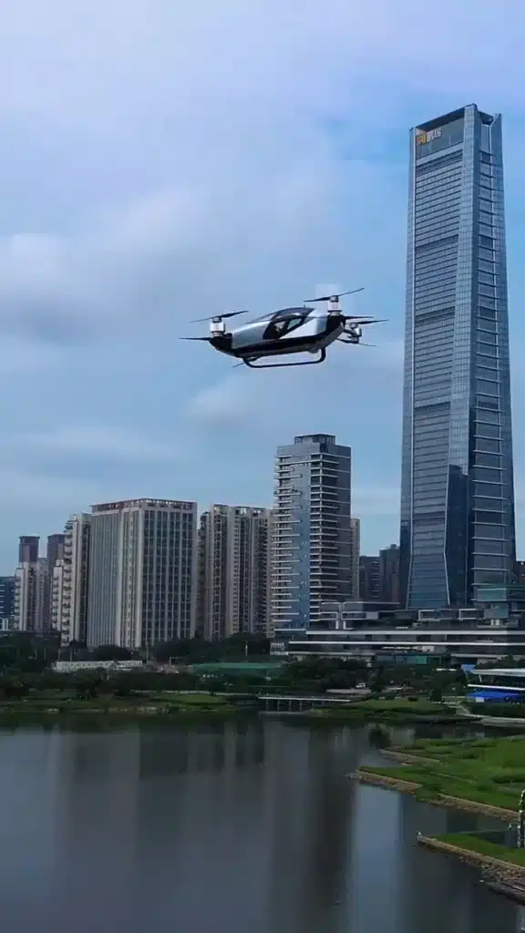 flying-car-Xpeng-X2-spotted-flying-over-a-modern-metropolis-in-China