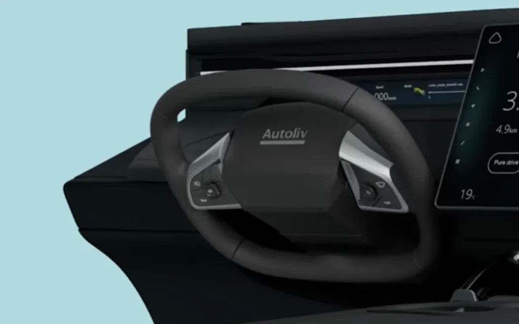The world's first foldable steering wheel has been unveiled, allowing an easy switch between manual and autonomous driving
