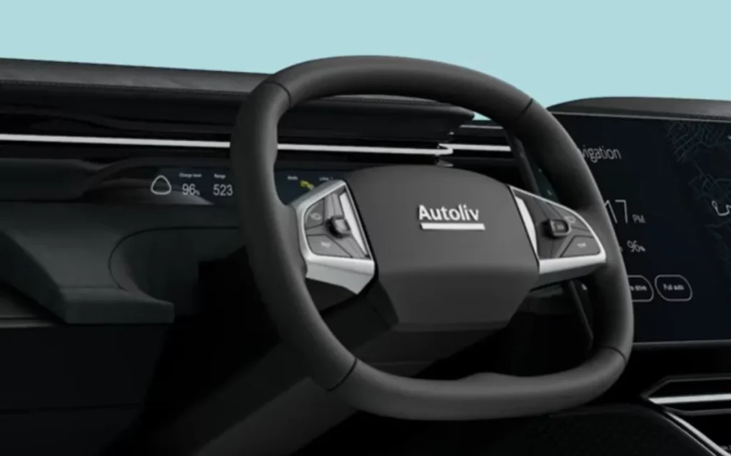 The world's first foldable steering wheel has been unveiled, allowing an easy switch between manual and autonomous driving