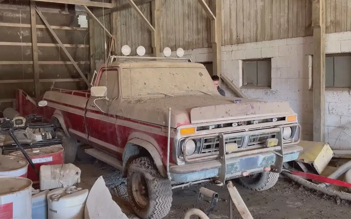 Ford F250 gets satisfying wash after 35 years in a barn find