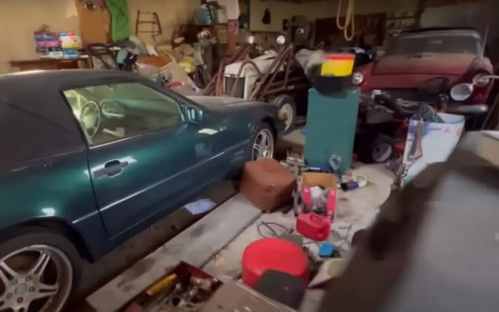 Abandoned Ohio house conceals a well-preserved 1955 Ford Thunderbird