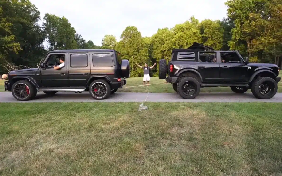 Ford Bronco vs G-Wagen in a game of tug-of-war