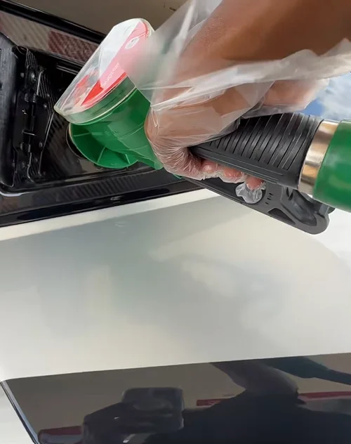 Man takes McLaren Senna to gas station to show how much it costs to fill up and it's not for the faint of wallet