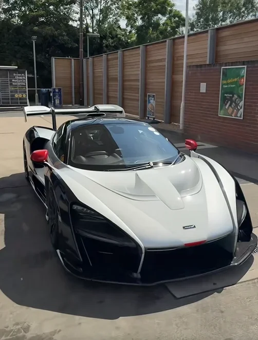 Man takes McLaren Senna to gas station to show how much it costs to fill up and it's not for the faint of wallet