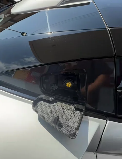 Man takes McLaren Senna to gas station to show how much it costs to fill up and it's not for the faint of wallet
