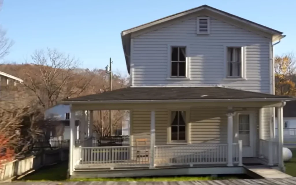 YouTuber visited America's quietest town, where cell phones are banned 