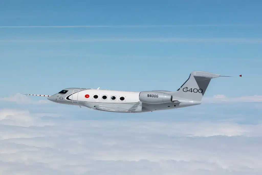 gulfstream g400 private jet first flight