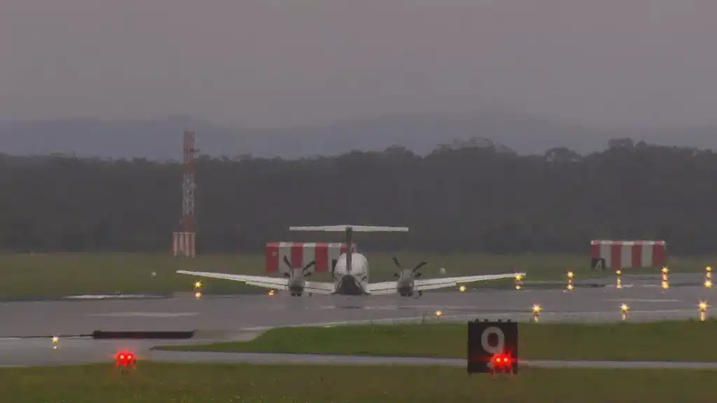 Plane lands safely without any landing gear thanks to pilot's incredible reaction