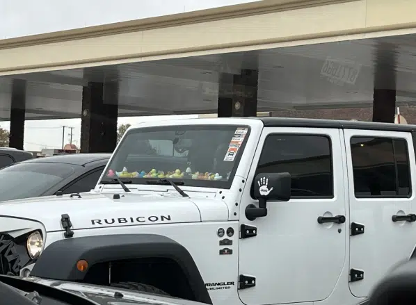 Jeep Ducking is becoming so popular in America a Florida cop has explained whether it's legal to leave a rubber duck on a Jeep