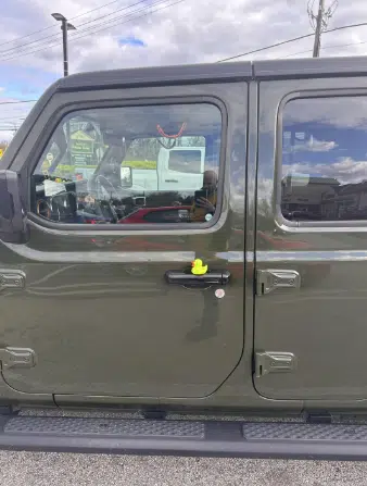 Jeep Ducking is becoming so popular in America a Florida cop has explained whether it's legal to leave a rubber duck on a Jeep