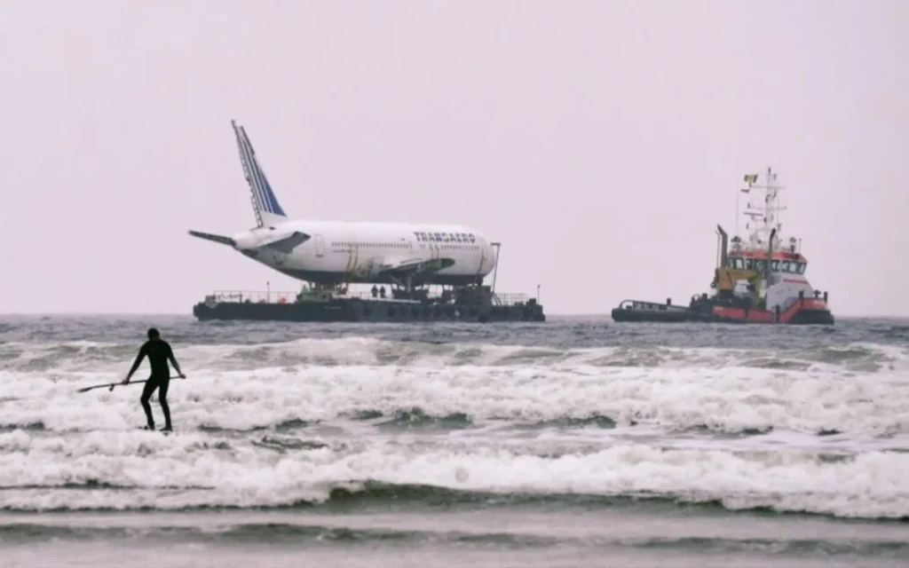Boeing 767 airliner took to the seas after decades in the air in an incredibly strange sight