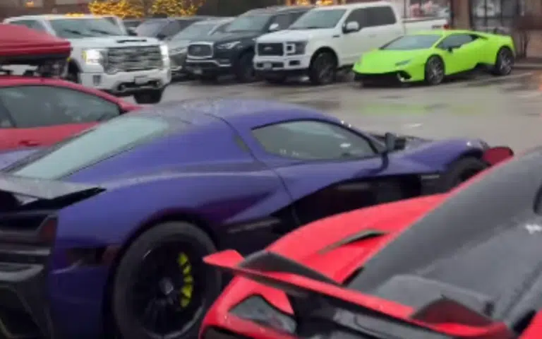 A Lamborghini Huracán in the rain leaves car spotter stunned, but everyone else is more interested in the other cars