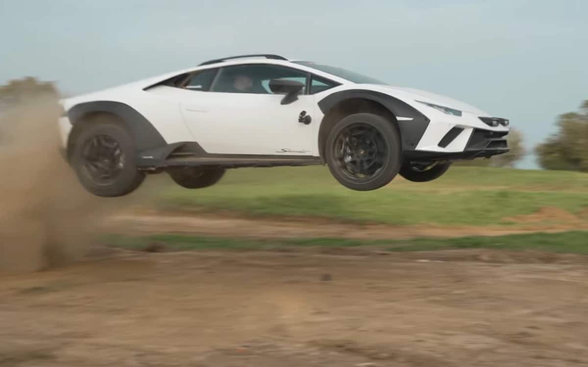 Watch as Lamborghini Huracán Sterrato catches some serious air