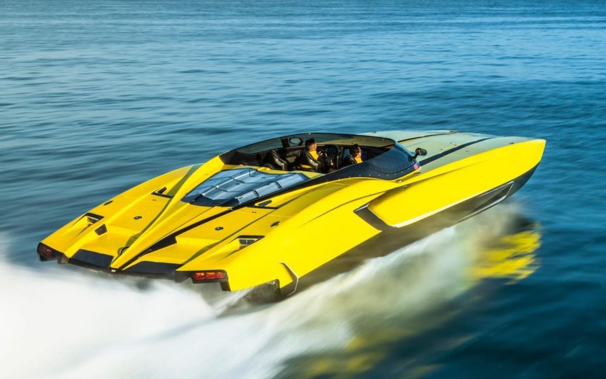 Lamborghini MTI 48 "Raging Bull" powerboat reaches exhilarating top speed on camera