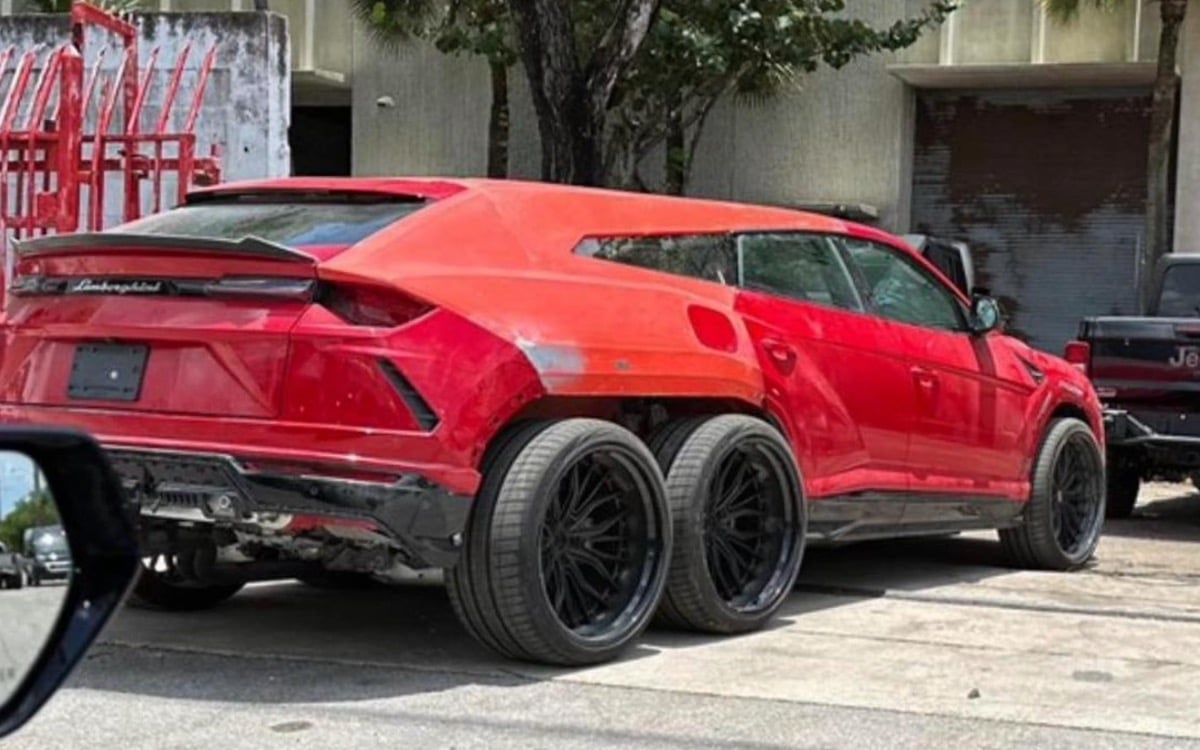 Lamborghini Urus 6x6 conversion