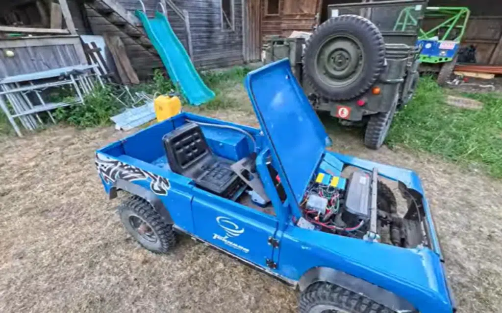 English dad transforms his sons mini Land Rover into an amphibian machine and drives it across a lake