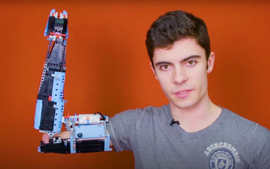 Man born without his arm builds one using LEGO