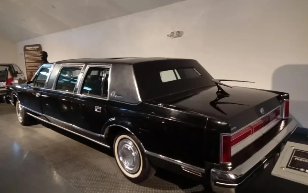 That weird boomerang on the back of old limos wasn’t just for show - the truth behind it comes straight from a bygone luxury era