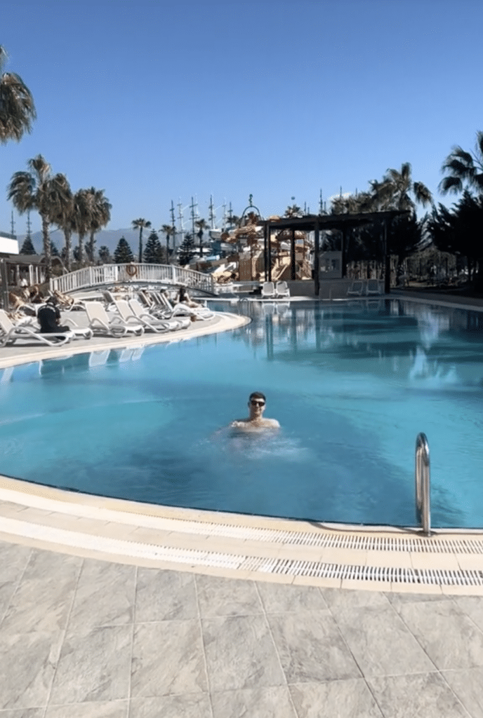 Man moved into 5* all-inclusive hotel because it's cheaper than rent