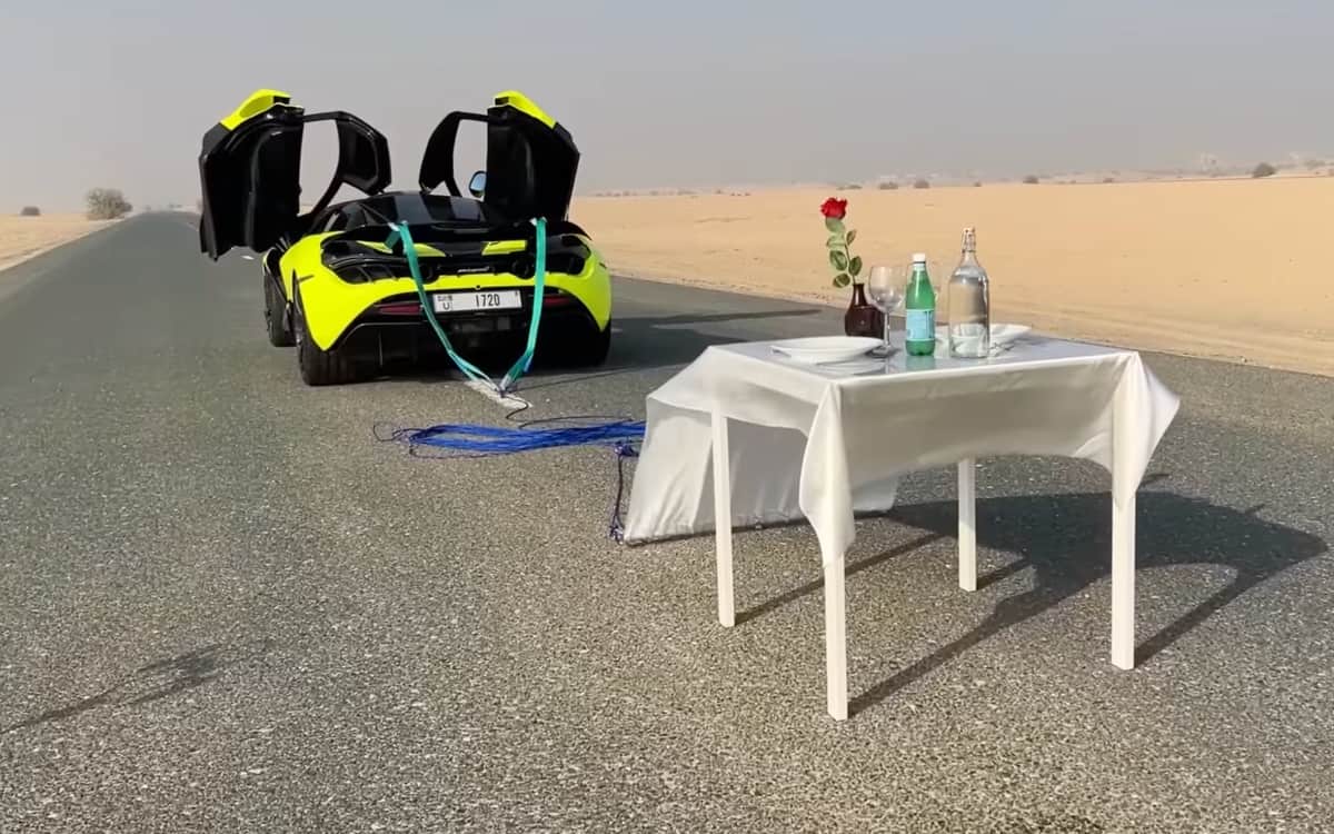 McLaren 720S attempting the tablecloth trick