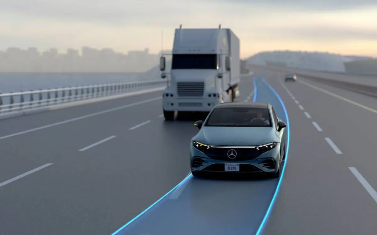 The Mercedes S580 is so smart, it knows which lane you’re going to next