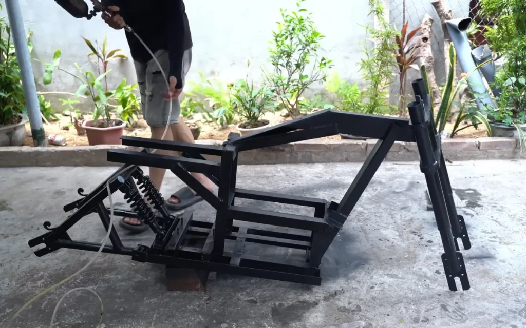 A wooden motorcycle might sound like something out of a fantasy workshop, but one creator turned the idea into a DIY build that actually runs.