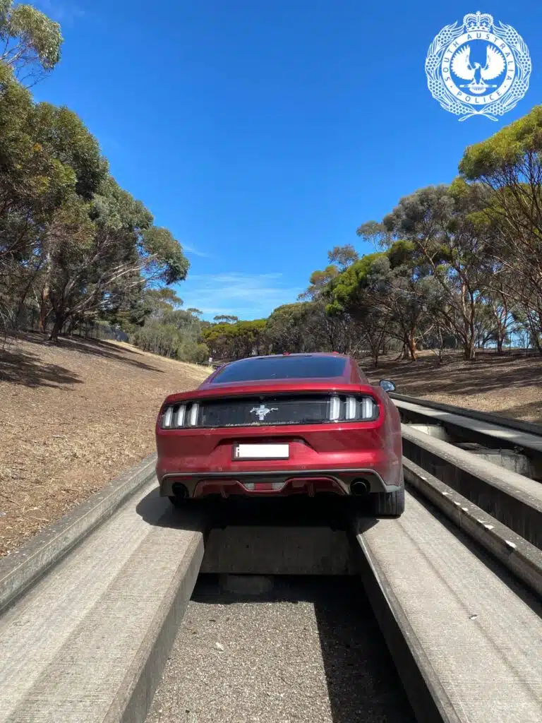 Ford Mustang thieves put their hat in the ring for stupidest criminals by getting stuck on bus-only track