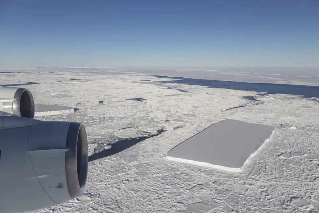 nasa perfectly rectangular iceberg