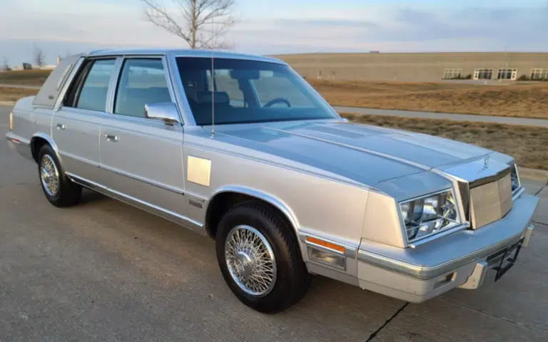 Check out the interior of this 1985 Chrysler New Yorker that’s decked out in fake wood and looks like the sort of thing you’d see in Patrick Bateman’s office