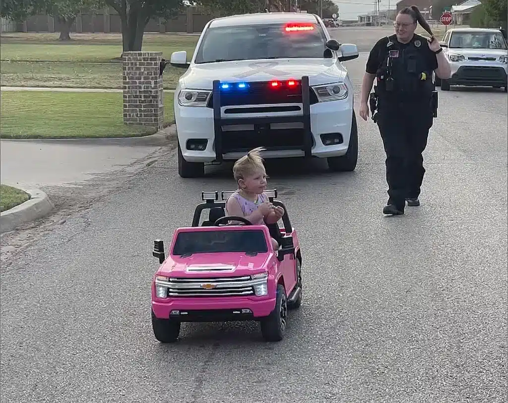 Oklahoma Police pulled over toddler pink convertible