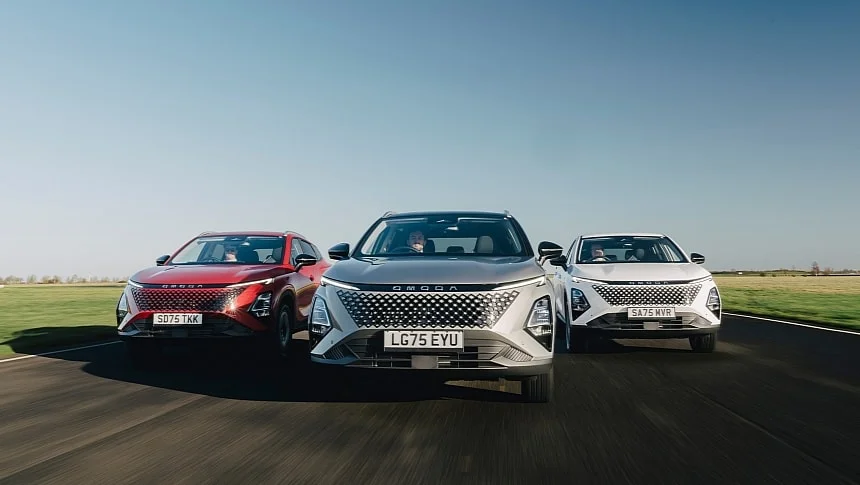 Omoda has launched its first full hybrid SUV in the UK, slotting between petrol and EV models with a surprisingly high equipment list and long range