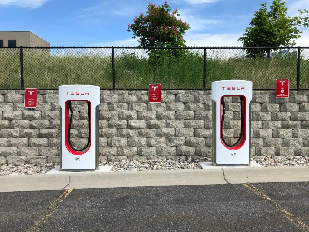 Canadian Tesla owner braves -32 degrees to test its charging