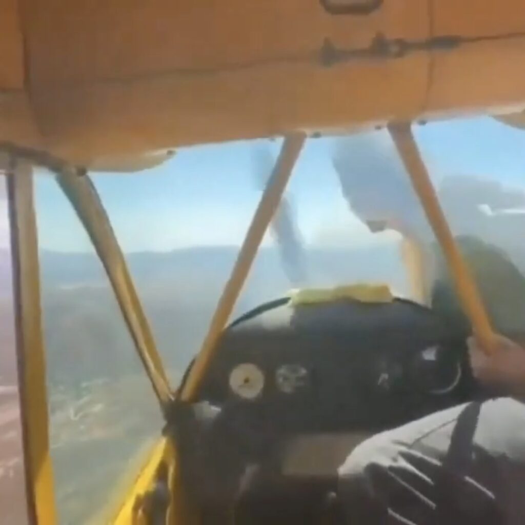 Pilot restarts plane engine by hand