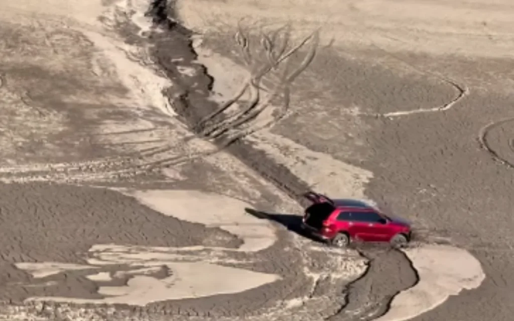 Pilot flying home spots stranded driver below and does something incredible