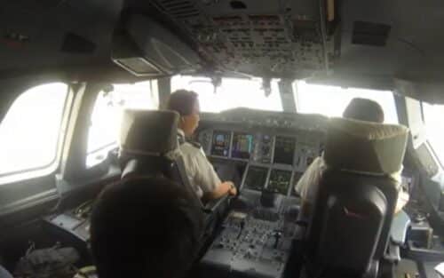 Pilots landing Airbus A380