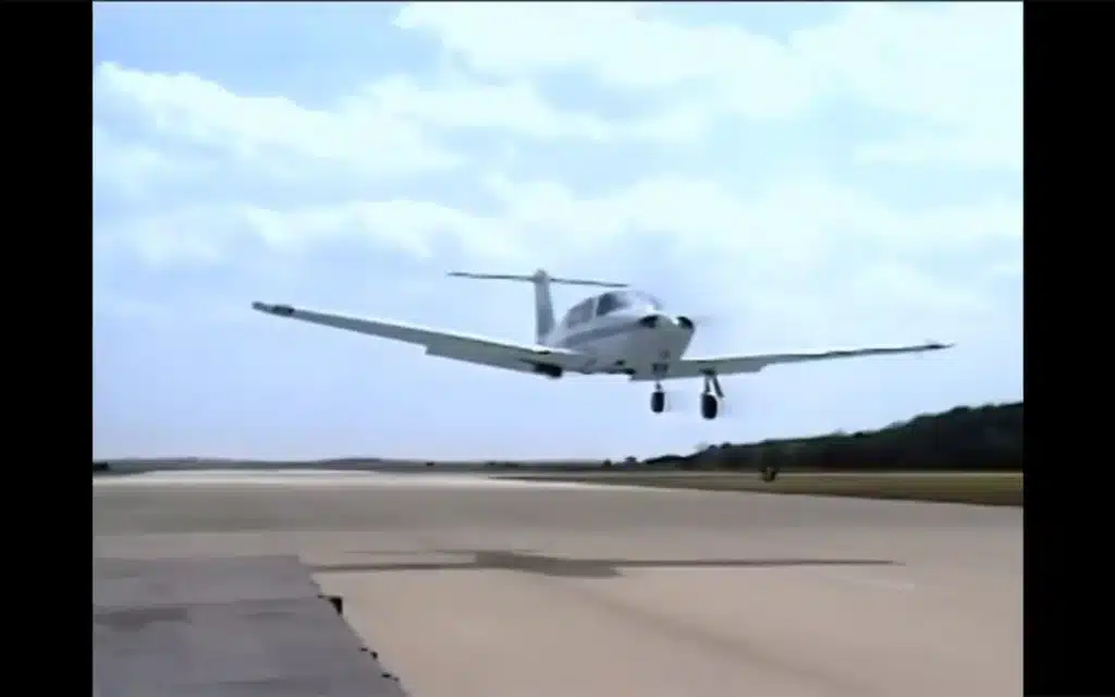 man saves plane landing gear