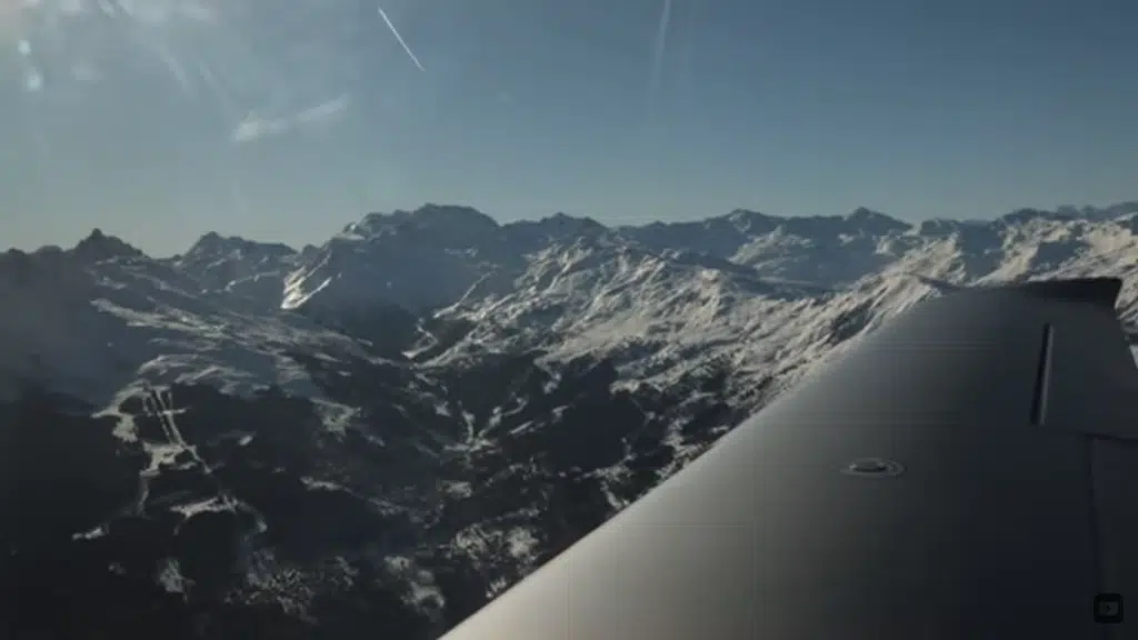 This guy landed Cirrus SR22 plane at Courchevel Altiport - one of the most dangerous airports in the world and it's even on the edge of a ski slope