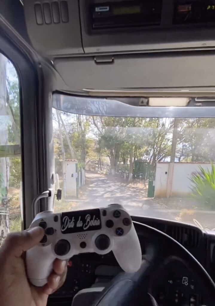Driving trucks with Playstation controller - Didi Da Boleia
