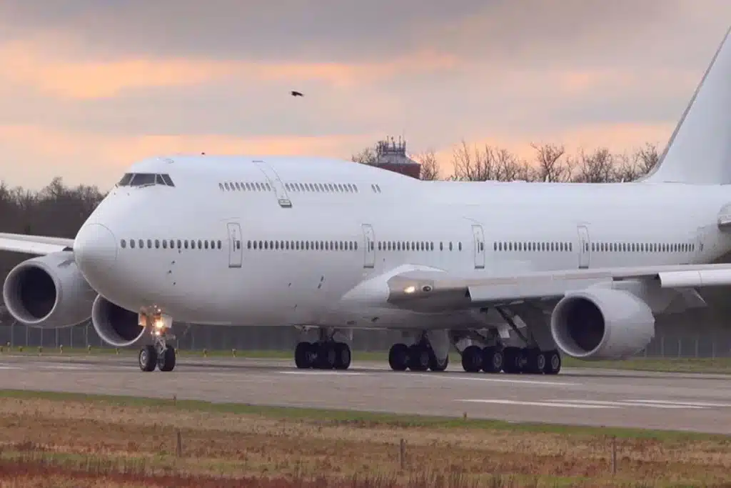 Hyper-rich sheik from the Middle East has converted Boeing 747 into a flying palace