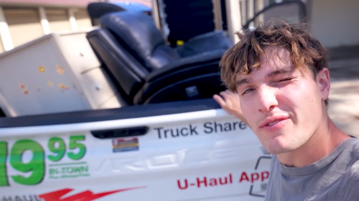 Man goes to one of the richest towns in America to see if he can make $1,000 in four days from going through millionaires' junk
