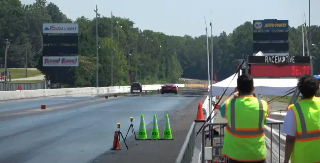 Dodge Challenger SRT Hellcat faces C8 Chevrolet Corvette in race, it ends in a demolition